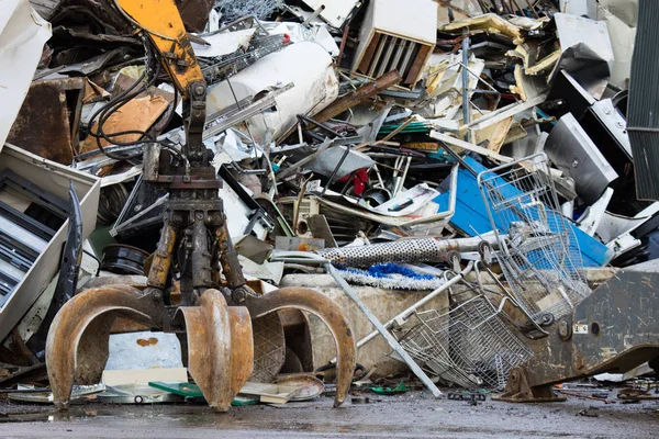 Metal recycling yard. Powerfull mechanical grabbyng arm. — Stock Photo, Image