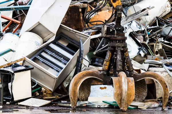 Metallrecycling-Hof. Kraftvoller mechanischer Greifarm. — Stockfoto