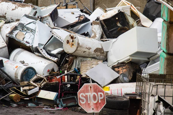 Pare de produzir resíduos! Instalação de reciclagem de aparelhos antigos — Fotografia de Stock