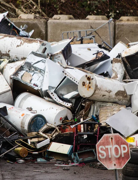 Arrêtez de produire des déchets ! Ancienne installation de recyclage des appareils — Photo