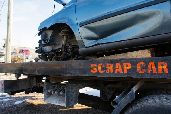 Recycling Schrott Auto Entfernung Service für zukünftige Demontage und Metall und Teile Wiederverwendung. — Stockfoto