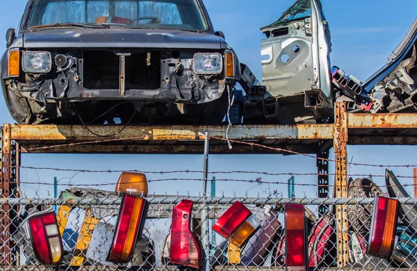 Installation de recyclage et de démantèlement d'automobiles usagées . — Photo