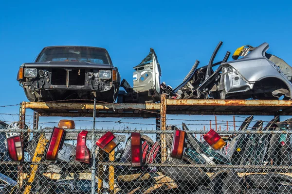 Gebrauchte Auto-Recycling- und Demontageanlage. — Stockfoto