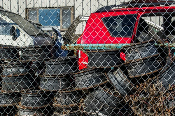Impianto usato di riciclaggio e smantellamento auto . — Foto Stock