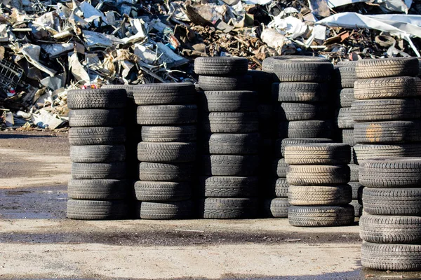 Använda auto däck staplas i högar — Stockfoto