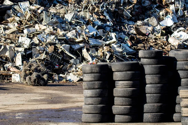 Kullanılmış Otomobil lastikleri yığınları içinde yığılmış — Stok fotoğraf