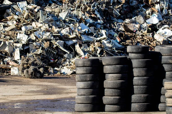 Opony używane auto, ułożone w stosy — Zdjęcie stockowe