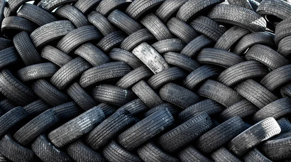Použité auto pneumatiky v hromadách — Stock fotografie