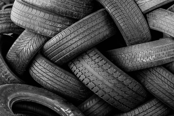 Použité auto pneumatiky v hromadách — Stock fotografie