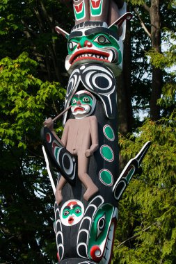 Yerli halkın bir korkuluk. El işi benzersiz kültür gösterimi.