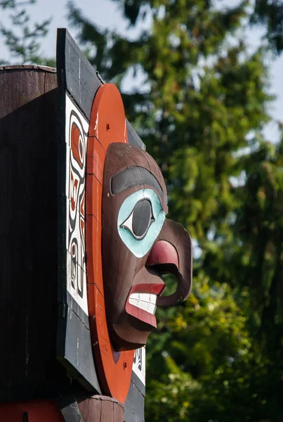 Indigenous people totem pole representing unique culture of the First nations — Stock Photo, Image