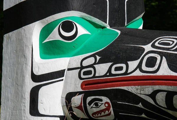 첫 번째 국가의 독특한 문화를 대표 하는 원주민 토템 기둥 — 스톡 사진