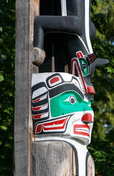 Tótem de los nativos. Representación artesanal de una cultura única . — Foto de Stock