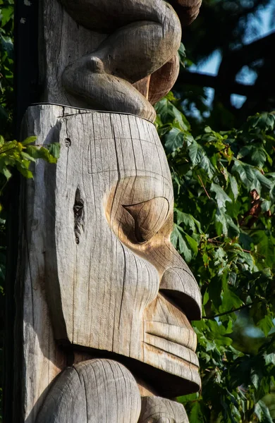 Native people totem pole. Handcrafted representation of unique culture. — Stock Photo, Image