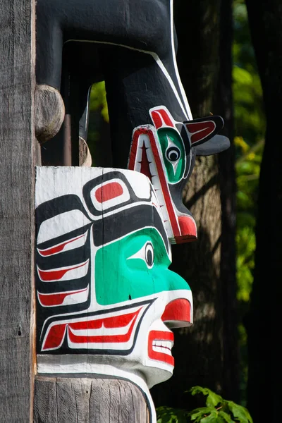 Tótem de los nativos. Representación artesanal de una cultura única . — Foto de Stock