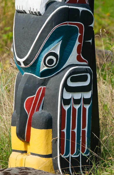 원주민 토템 폴입니다. 손수 표현의 독특한 문화. — 스톡 사진