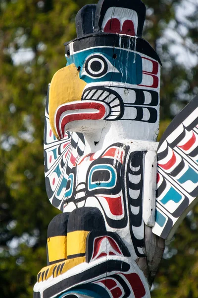 Native people totem pole. Handcrafted representation of unique culture. — Stock Photo, Image