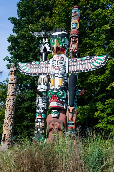 Totem pole is the cultural heritage of first nation people. — Stock Photo, Image