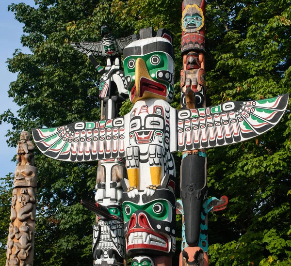 Le mât totémique est le patrimoine culturel des Premières nations . — Photo