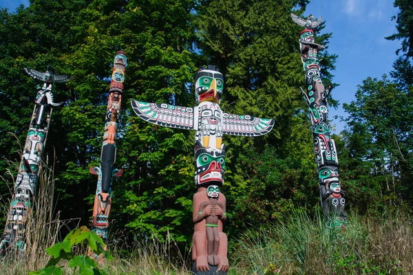 Le mât totémique est le patrimoine culturel des Premières nations . — Photo