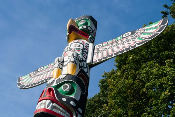 Totempaal is het culturele erfgoed van de eerste mensen van de natie. — Stockfoto