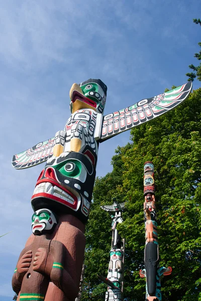 El tótem es el patrimonio cultural de la gente de la primera nación . — Foto de Stock