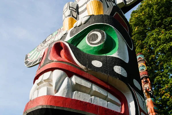 Totem pole is the cultural heritage of first nation people. — Stock Photo, Image