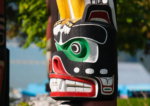 Peuples autochtones totem représentant la culture unique des Premières nations — Photo