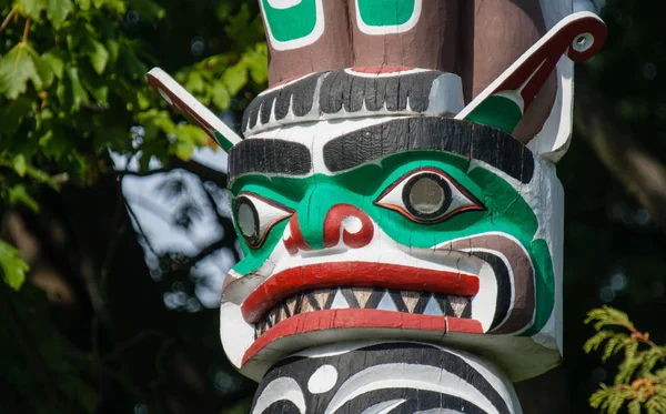 첫 번째 국가의 독특한 문화를 대표 하는 원주민 토템 기둥 — 스톡 사진