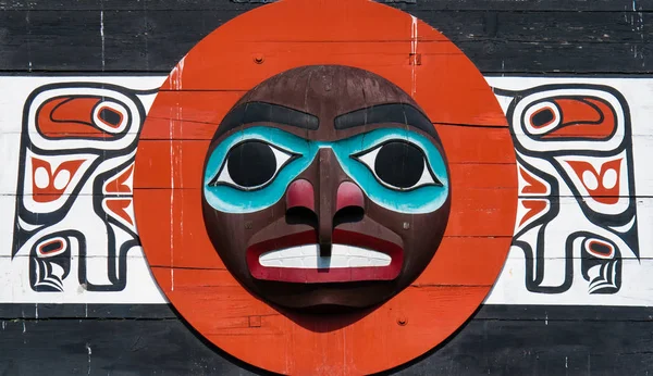 Egyedülálló kultúra, az első nemzetek képviselő őslakosok totemoszlop — Stock Fotó