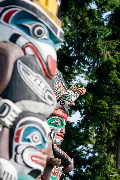 Peuples autochtones totem représentant la culture unique des Premières nations — Photo