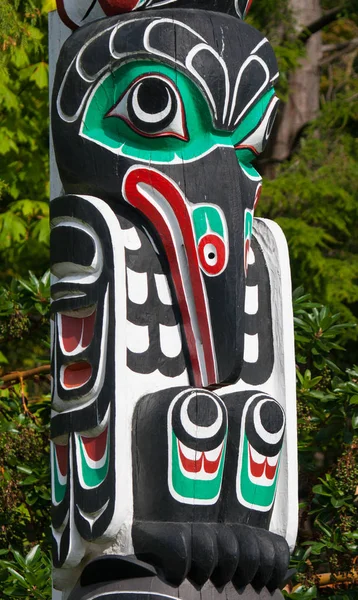 Indigenous people totem pole representing unique culture of the First nations — Stock Photo, Image