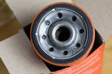 Kutudan yeni yağ filtresi