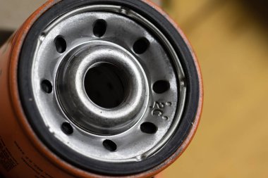 Kutudan yeni yağ filtresi