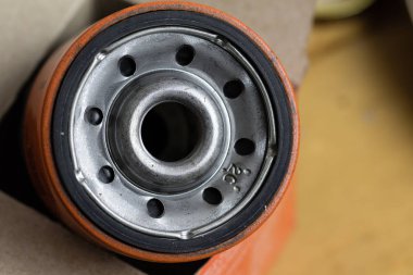 Kutudan yeni yağ filtresi