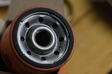 Kutudan yeni yağ filtresi