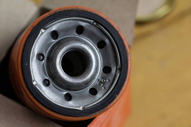 Kutudan yeni yağ filtresi