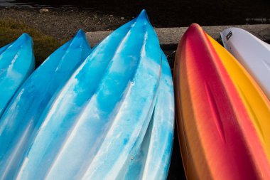 Güzel ve renkli kayaks satırlar halinde bir göl