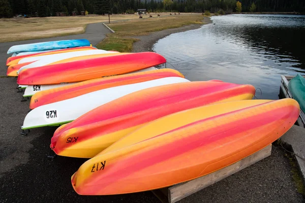 Kayaks colorés sur une rive de lac — Photo