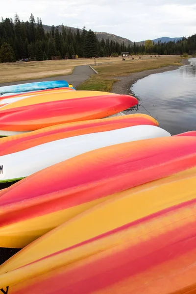 Krásné a barevné kajaky v řádcích na jezeře — Stock fotografie