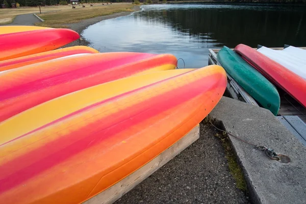 Barevné kajaky na břehu jezera — Stock fotografie