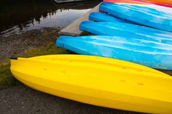 Beaux et colorés kayaks en rangées sur un lac — Photo
