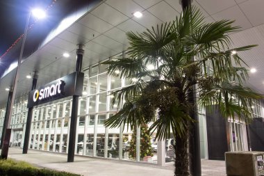 Vancouver Bc, Kanada - 9 Ocak 2018: A akıllı araba işareti resmi satıcı Mercedes-Benz binasında sergiledi. Mercedes-Benz Alman otomobil üreticisidir. Gece bütün sings ve iç vurdu 