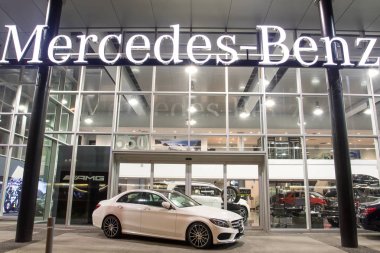 Vancouver Bc, Kanada - 9 Ocak 2018: Office resmi satıcısı Mercedes-Benz. Mercedes-Benz tüm çekim gece şarkı söylüyor ve Bina içinde aydınlatılan bir Alman otomobil üreticisidir.
