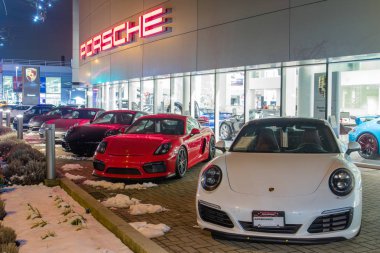 Vancouver Bc, Kanada - 9 Ocak 2018: Yüksek performanslı araçlarda uzmanlaşmış bir Alman otomobil üreticisi Porsche olduğunu. Porsche araba araba Bayilik, lüks hızlı ve pahalı arabaları önünde. Gemi