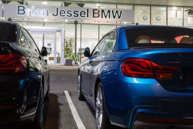 Vancouver Bc, Kanada - 9 Ocak 2018: Office resmi satıcısı Bmw. Bmw yüksek performanslı ve lüks otomobillerde uzmanlaşmış bir Alman otomobil üreticisidir. Tüm atış gece ışıklı.
