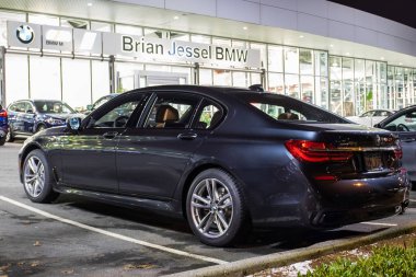 Vancouver Bc, Kanada - 9 Ocak 2018: Office resmi satıcısı Bmw. Bmw yüksek performanslı ve lüks otomobillerde uzmanlaşmış bir Alman otomobil üreticisidir. Tüm atış gece ışıklı.