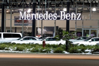 Vancouver Bc, Kanada - 9 Ocak 2018: Office resmi satıcısı Bmw. Bmw yüksek performanslı ve lüks otomobillerde uzmanlaşmış bir Alman otomobil üreticisidir. Tüm atış gece ışıklı.