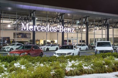 Vancouver Bc, Kanada - 9 Ocak 2018: Office resmi satıcısı Mercedes-Benz. Mercedes-Benz tüm çekim gece şarkı söylüyor ve Bina içinde aydınlatılan bir Alman otomobil üreticisidir.