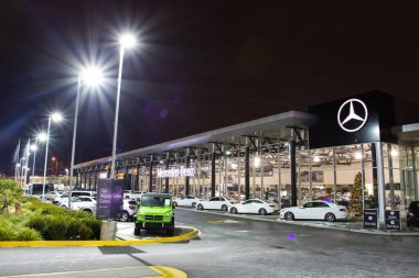 Vancouver Bc, Kanada - 9 Ocak 2018: Office resmi satıcısı Mercedes-Benz. Mercedes-Benz tüm çekim gece şarkı söylüyor ve Bina içinde aydınlatılan bir Alman otomobil üreticisidir.